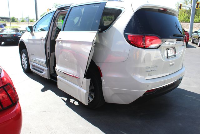 2017 Chrysler Pacifica Touring-L Braun Ability Mobility Van | Granite City, Illinois | MasterCars Company Inc.