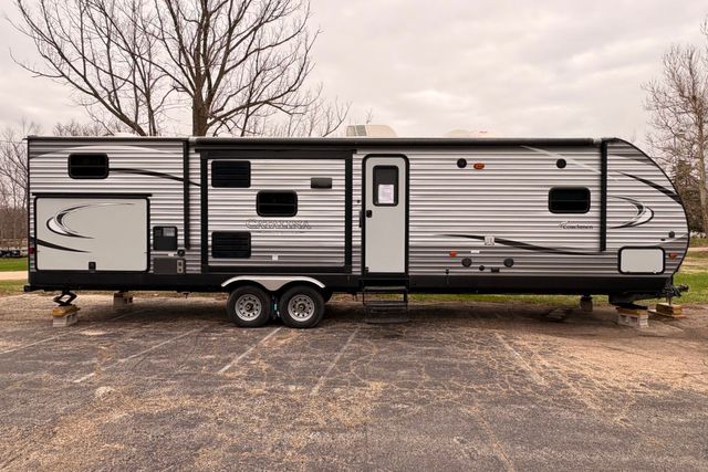 2017 Coachmen Catalina Legacy Edition | Roscoe, IL | Autoland Outlets