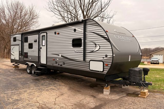 2017 Coachmen Catalina Legacy Edition | Roscoe, IL | Autoland Outlets