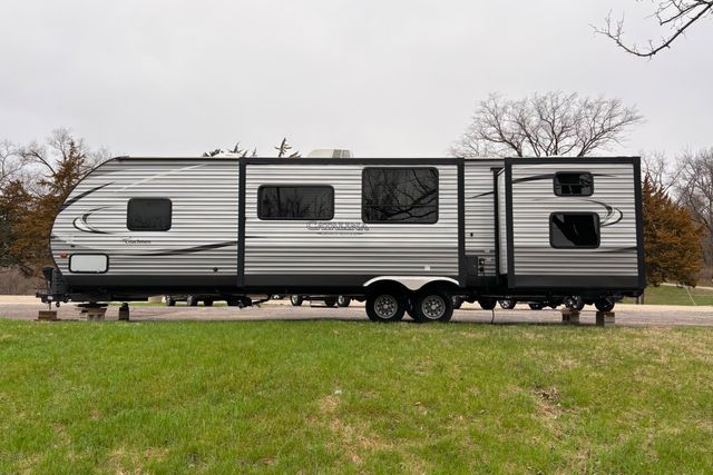 2017 Coachmen Catalina Legacy Edition | Roscoe, IL | Autoland Outlets