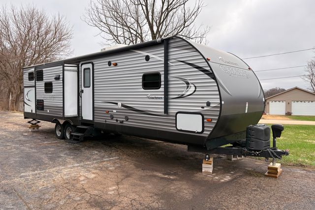 2017 Coachmen Catalina Legacy Edition | Roscoe, IL | Autoland Outlets