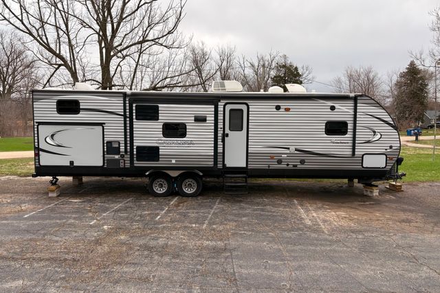 2017 Coachmen Catalina Legacy Edition | Roscoe, IL | Autoland Outlets