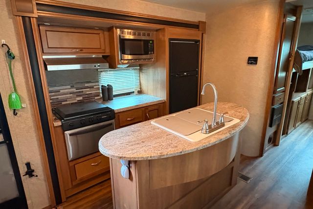 2017 Coachmen Catalina Legacy Edition | Roscoe, IL | Autoland Outlets