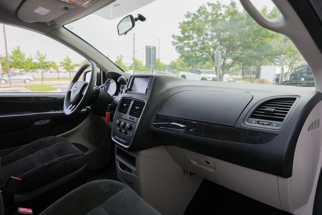 2017 Dodge Grand Caravan SE 7-PASSENGER / CLEAN CARFAX / REAR DVD | Austin, TX | Rocky Mountain Truck Stop Austin