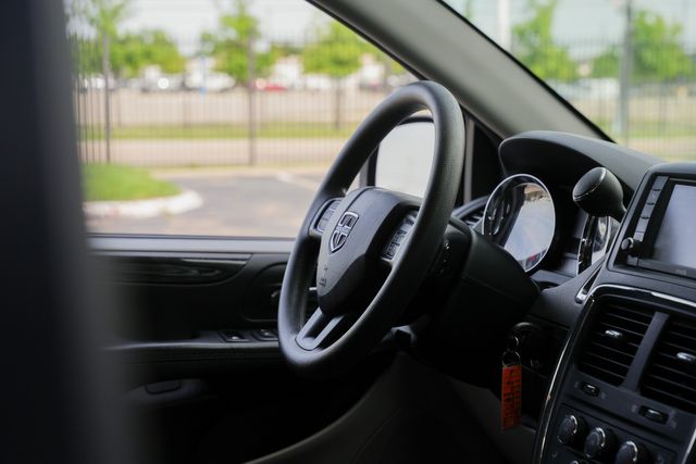 2017 Dodge Grand Caravan SE 7-PASSENGER / CLEAN CARFAX / REAR DVD | Austin, TX | Rocky Mountain Truck Stop Austin