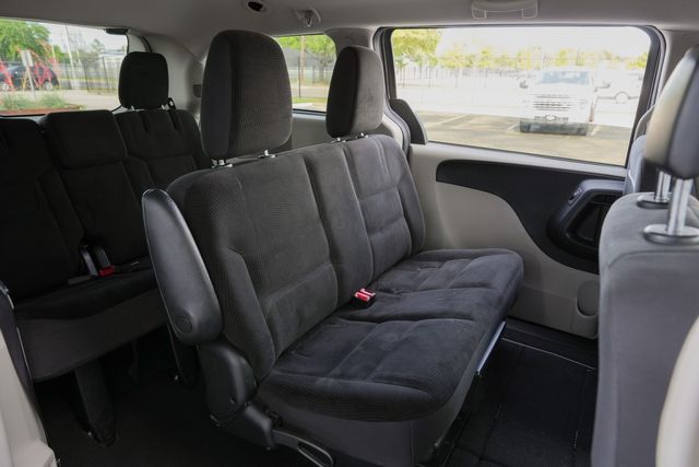 2017 Dodge Grand Caravan SE 7-PASSENGER / CLEAN CARFAX / REAR DVD | Austin, TX | Rocky Mountain Truck Stop Austin