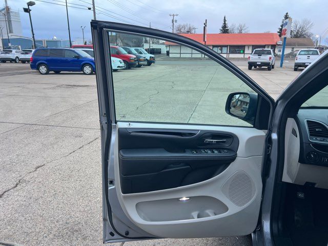 2017 Dodge Grand Caravan SE ONLY 7,000 Miles | Dickinson, ND | Heiser Motors