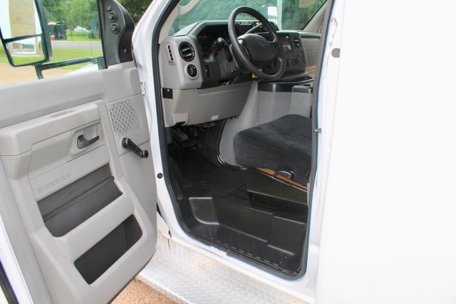 2017 Ford E450 15 Passenger Dimond Coach W/ Wheelchair Lift | Irving, Texas | Lonestar Automart Inc.