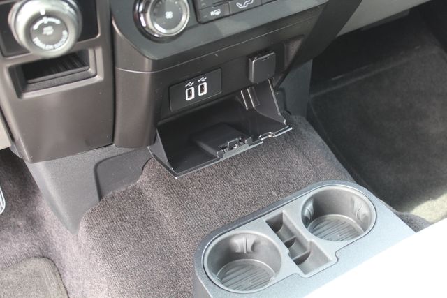 2017 Ford F-150 Crew Cab 4X4 XLT | Irving, Texas | Lonestar Automart Inc. 2017 Ford F-150 Crew Cab 4X4 XLT | Irving, Texas | Lonestar Automart Inc.