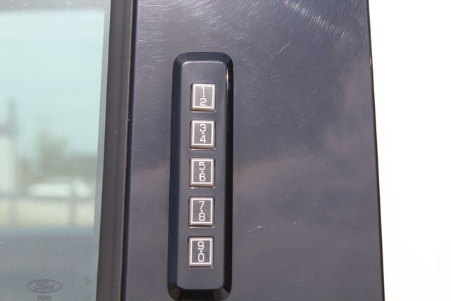 2017 Ford F-150 Crew Cab 4X4 XLT | Irving, Texas | Lonestar Automart Inc. 2017 Ford F-150 Crew Cab 4X4 XLT | Irving, Texas | Lonestar Automart Inc.