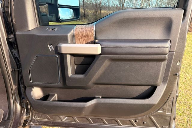 2017 Ford F-350 Super Duty Lariat | Roscoe, IL | Autoland Outlets