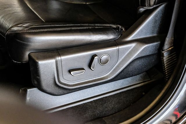 2017 Ford Super Duty F-350 DRW Pickup Lariat | Addison, TX | Mr Car Guys 2017 Ford Super Duty F-350 DRW Pickup Lariat | Addison, TX | Mr Car Guys