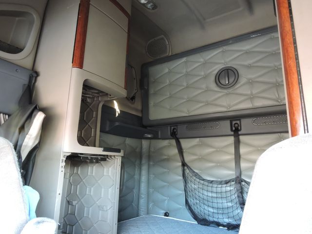 2017 Freightliner Cascadia  Sleeper