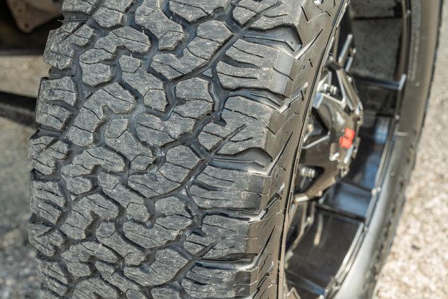 2017 GMC Sierra 1500 SLE CREW CAB 4X4 / 5.3L V8 / ROCKY RIDGE UPGRADES | Austin, TX | Rocky Mountain Truck Stop Austin