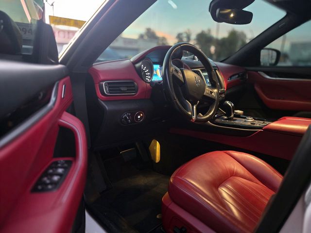 2017 Maserati Levante Base 2017 Maserati Levante Base