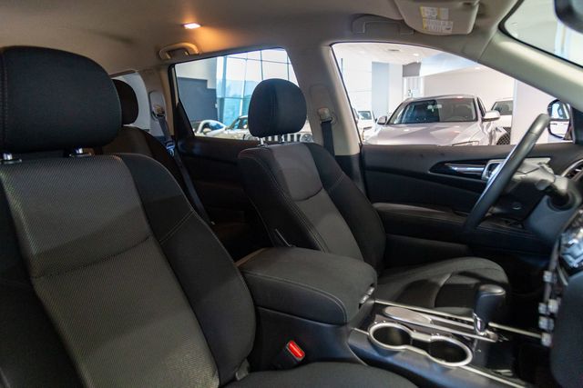 2017 Nissan Pathfinder 3rd row SV