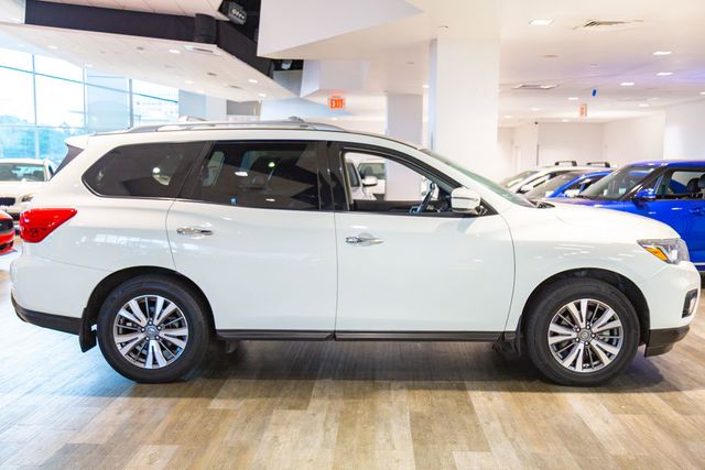 2017 Nissan Pathfinder 3rd row SV
