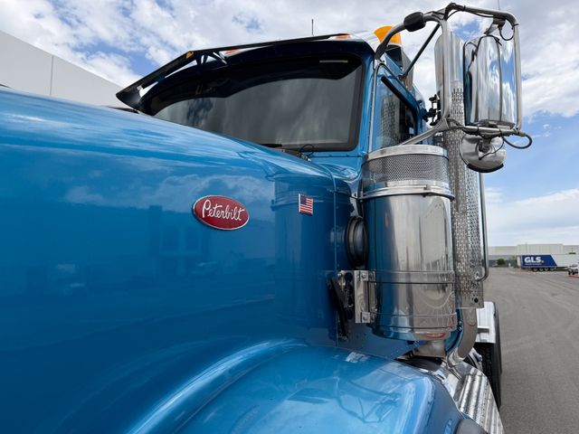 2017 Peterbilt 367 Day Cab