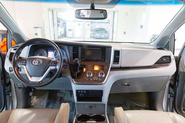 2017 Toyota Sienna XLE