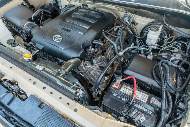 2017 Toyota Tundra SR5 4X4 / TRD OFF ROAD PKG / 5.7 V8 / CLEAN CARFAX | Dallas, TX | Rocky Mountain Truck Stop Dallas