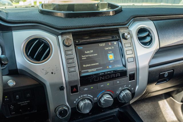 2017 Toyota Tundra SR5 4X4 / TRD OFF ROAD PKG / 5.7 V8 / CLEAN CARFAX | Dallas, TX | Rocky Mountain Truck Stop Dallas 2017 Toyota Tundra SR5 4X4 / TRD OFF ROAD PKG / 5.7 V8 / CLEAN CARFAX | Dallas, TX | Rocky Mountain Truck Stop Dallas