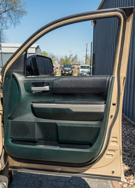 2017 Toyota Tundra SR5 4X4 / TRD OFF ROAD PKG / 5.7 V8 / CLEAN CARFAX | Dallas, TX | Rocky Mountain Truck Stop Dallas