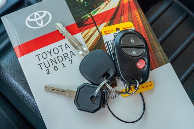 2017 Toyota Tundra SR5 4X4 / TRD OFF ROAD PKG / 5.7 V8 / CLEAN CARFAX | Dallas, TX | Rocky Mountain Truck Stop Dallas 2017 Toyota Tundra SR5 4X4 / TRD OFF ROAD PKG / 5.7 V8 / CLEAN CARFAX | Dallas, TX | Rocky Mountain Truck Stop Dallas