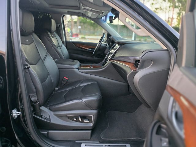 2018 Cadillac Escalade ESV Luxury | Reseda, CA | Angeles Auto Alliance 2018 Cadillac Escalade ESV Luxury | Reseda, CA | Angeles Auto Alliance