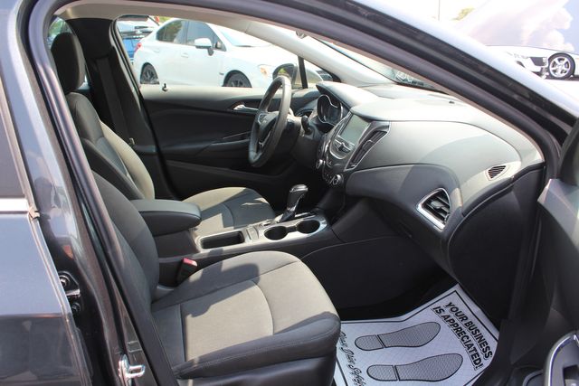 2018 Chevrolet Cruze LT Auto | Granite City, Illinois | MasterCars Company Inc. 2018 Chevrolet Cruze LT Auto | Granite City, Illinois | MasterCars Company Inc.