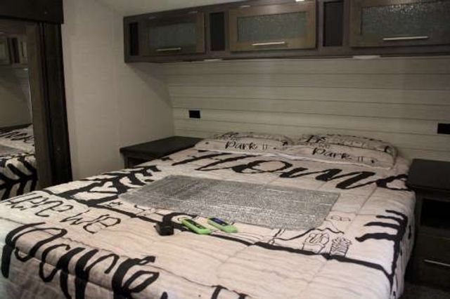 2018 Crur  5TH WHEEL - Ledet's Auto Sales Gonzales, Louisiana 70737