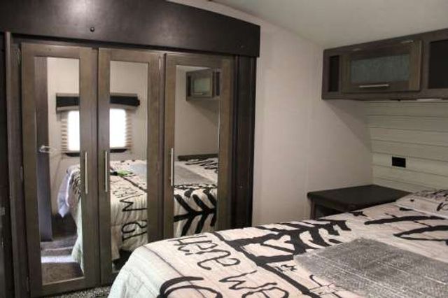 2018 Crur  5TH WHEEL - Ledet's Auto Sales Gonzales, Louisiana 70737