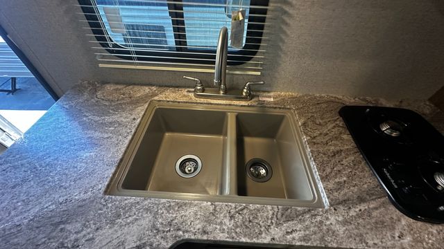 2018 Dutchmen Coleman Light LX 2155BH