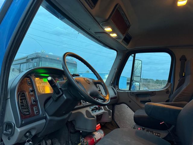 2018 Freightliner M-106
