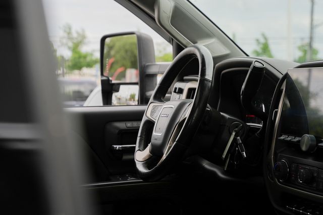 2018 GMC Sierra 2500HD Denali CREW CAB 4X4 W/ UPGRADES / LOADED | Austin, TX | Rocky Mountain Truck Stop Austin