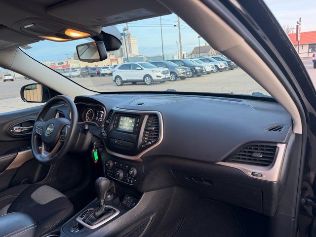 2018 Jeep Cherokee Latitude ONLY 70,000 Miles | Dickinson, ND | Heiser Motors 2018 Jeep Cherokee Latitude ONLY 70,000 Miles | Dickinson, ND | Heiser Motors