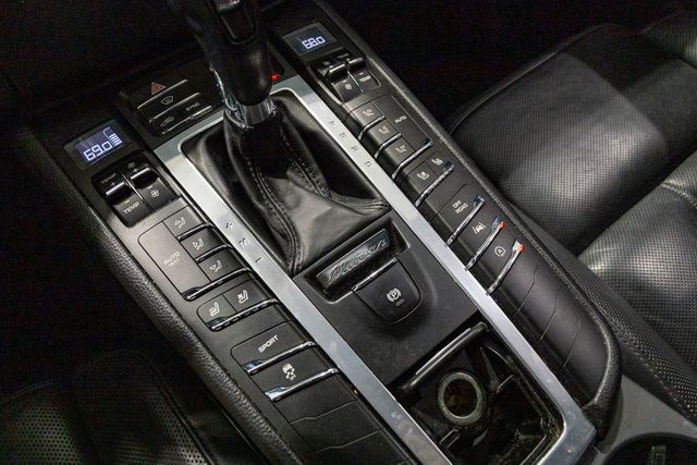 2018 Porsche Macan Premium Package Plus 20" RS Spyder Design Wheels/Panoramic Roof System