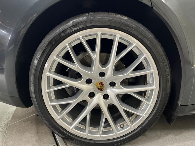 2018 Porsche Panamera Base | Burbank, California | MDK International 2018 Porsche Panamera Base | Burbank, California | MDK International