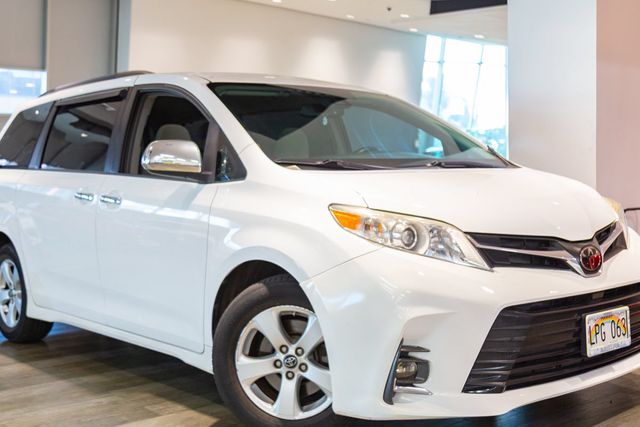 2018 Toyota Sienna at Autosource, photo 1