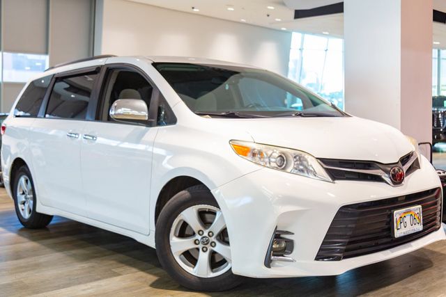 2018 Toyota Sienna at Autosource, photo 2