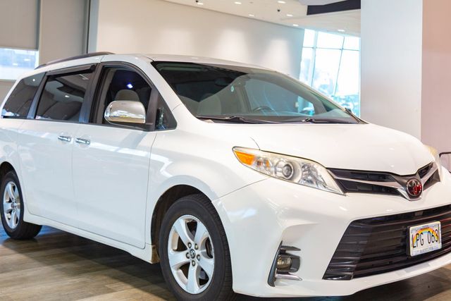 2018 Toyota Sienna at Autosource, photo 3