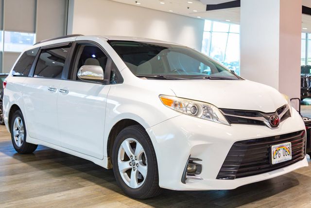 2018 Toyota Sienna at Autosource, photo 4