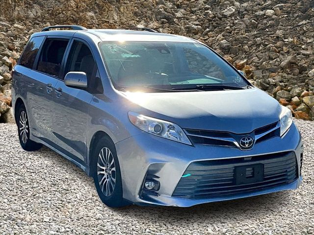 2018 Toyota Sienna XLE 7-Passenger Auto Access Seat