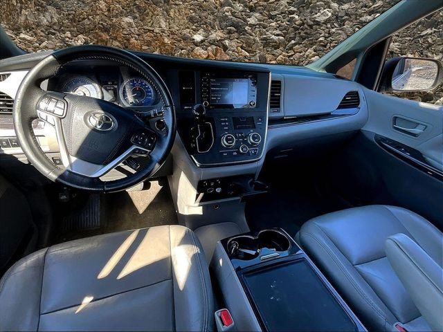 2018 Toyota Sienna XLE 7-Passenger Auto Access Seat