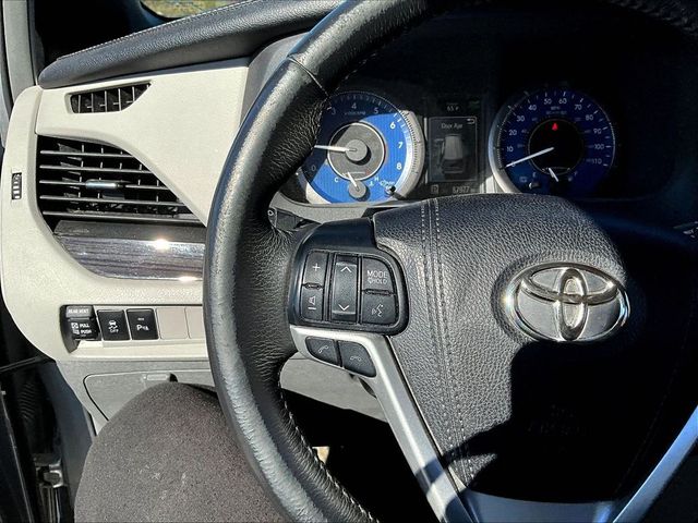 2018 Toyota Sienna XLE 7-Passenger Auto Access Seat