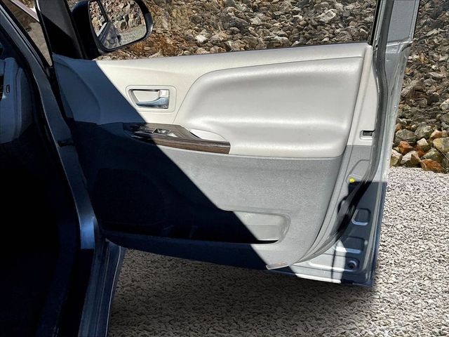 2018 Toyota Sienna XLE 7-Passenger Auto Access Seat