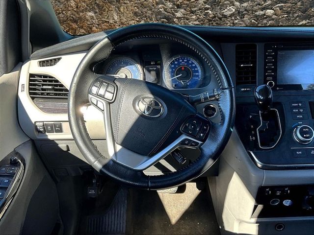 2018 Toyota Sienna XLE 7-Passenger Auto Access Seat