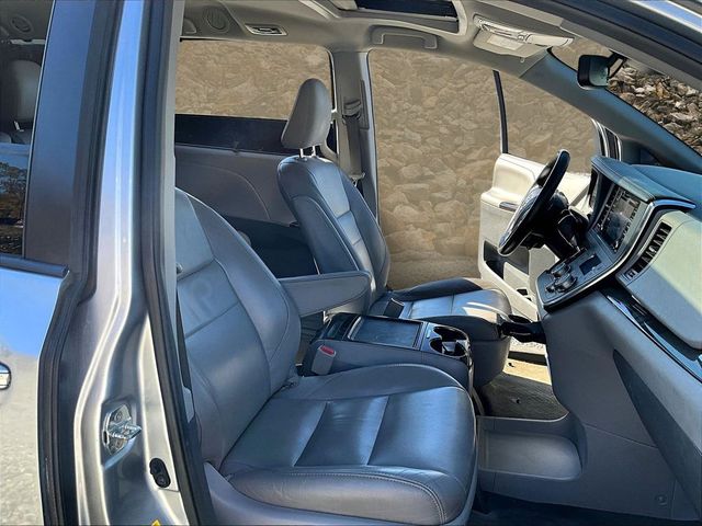 2018 Toyota Sienna XLE 7-Passenger Auto Access Seat