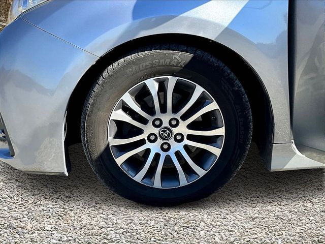 2018 Toyota Sienna XLE 7-Passenger Auto Access Seat