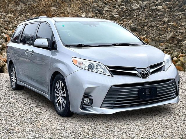 2018 Toyota Sienna XLE 7-Passenger Auto Access Seat