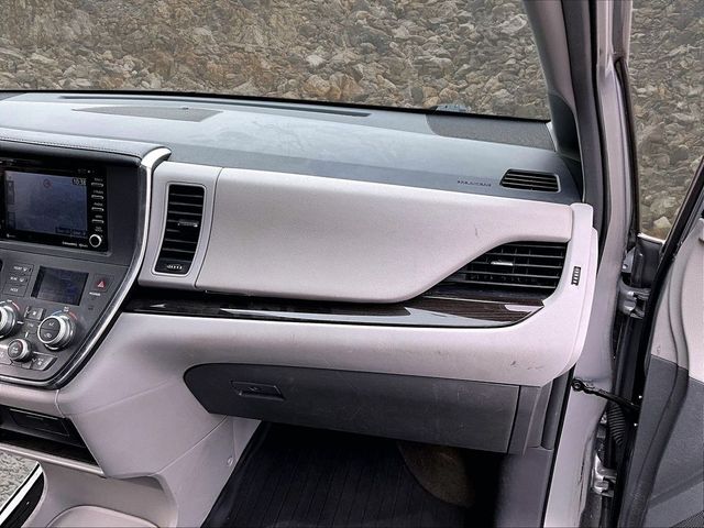 2018 Toyota Sienna XLE 7-Passenger Auto Access Seat